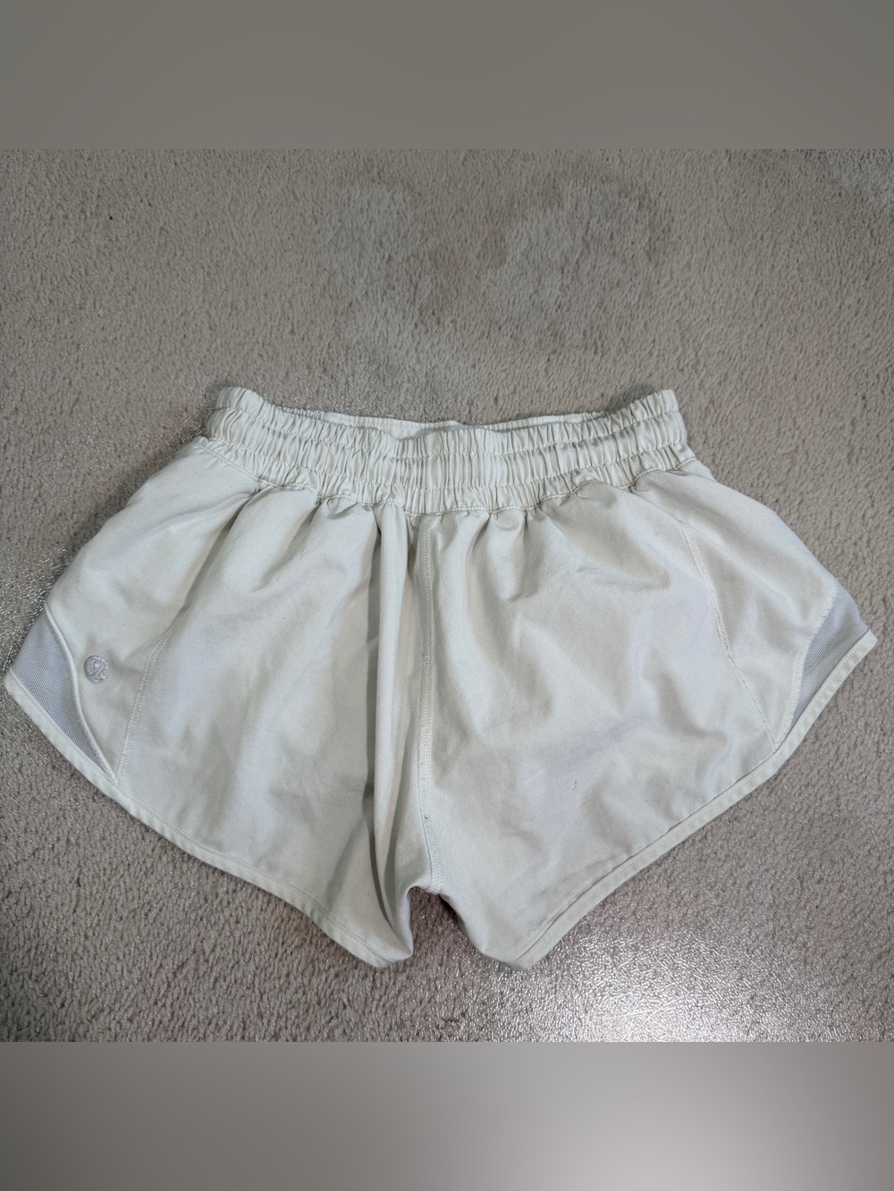 Lululemon Hotty Hot Low-Rise Lined Short 2.5” inseam Size 0 Bone/Beige Gym